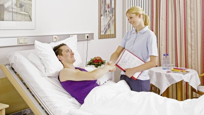 Therapeutin begrüsst Anwenderin Julia im Krankenhaus.